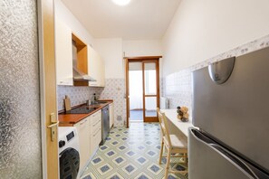 Fridge, oven, stovetop