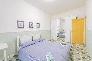2 dormitorios, tabla de planchar con plancha, ropa de cama