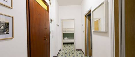 2 habitaciones, tabla de planchar con plancha y ropa de cama