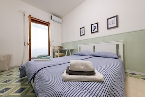 2 habitaciones, tabla de planchar con plancha y ropa de cama 