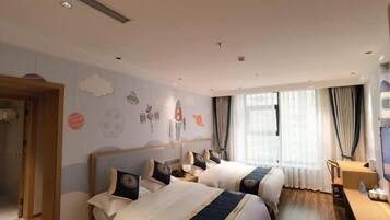 Habitación de hotel con dos camas, un escritorio, una silla y un ventanal con cortinas.
