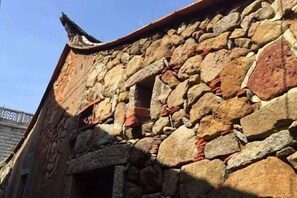 Exterior detail - Tingtaoge Inn, 186 Qianchao, Hui'an (Hui'an)