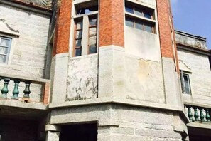 Exterior detail - Tingtaoge Inn, 186 Qianchao, Hui'an (Hui'an)