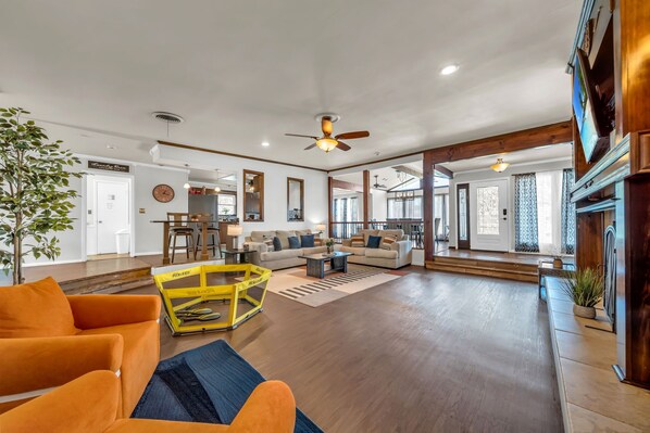 Smart TV - Work & Family 5 Bedroom 4 Bath with independent Casita for 14 Guests (Baytown)