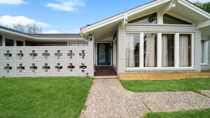 Exterior detail - Work & Family 5 Bedroom 4 Bath with independent Casita for 14 Guests (Baytown)