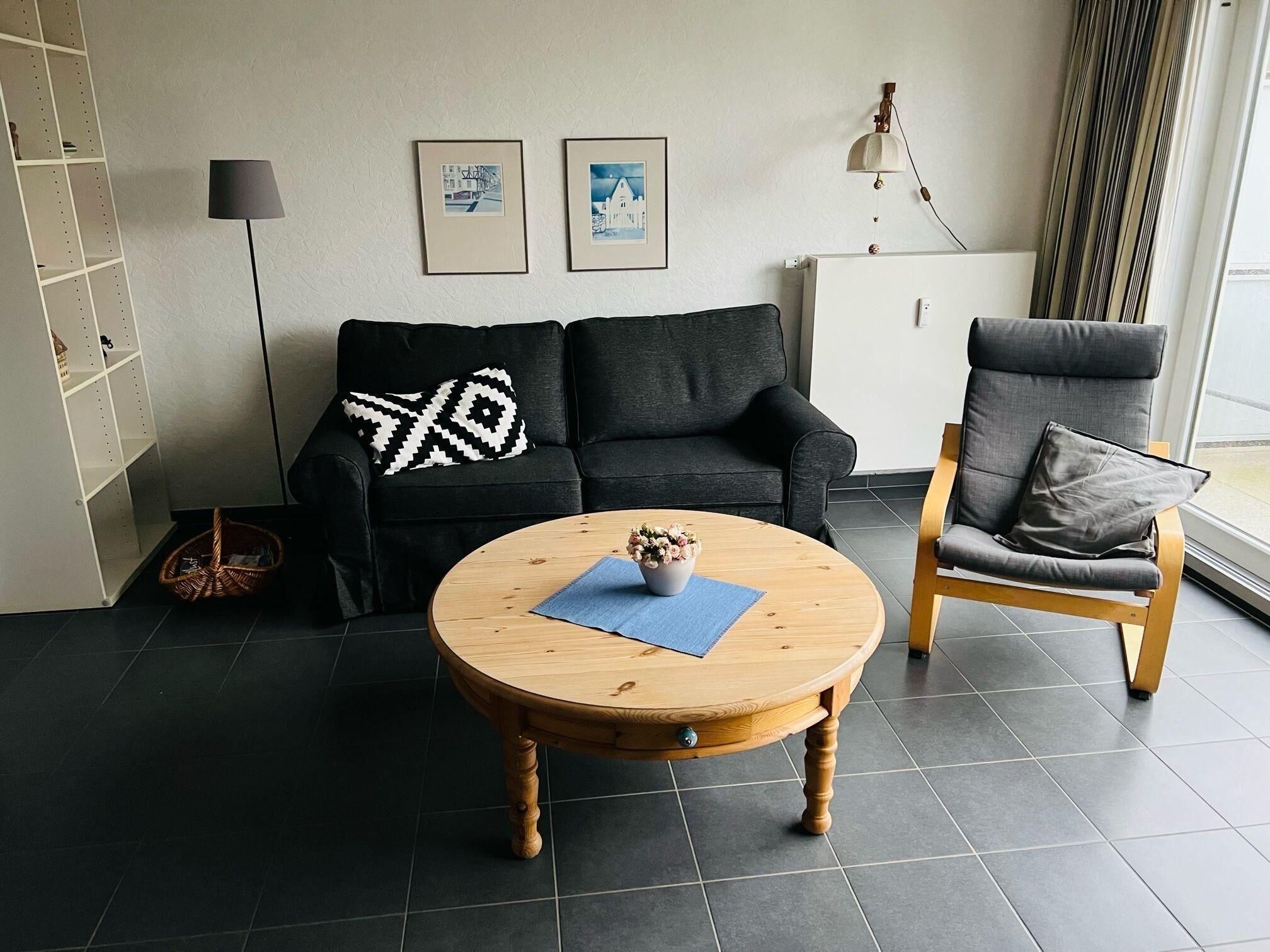 Wohn-Essbereich mit Balkonzugang...