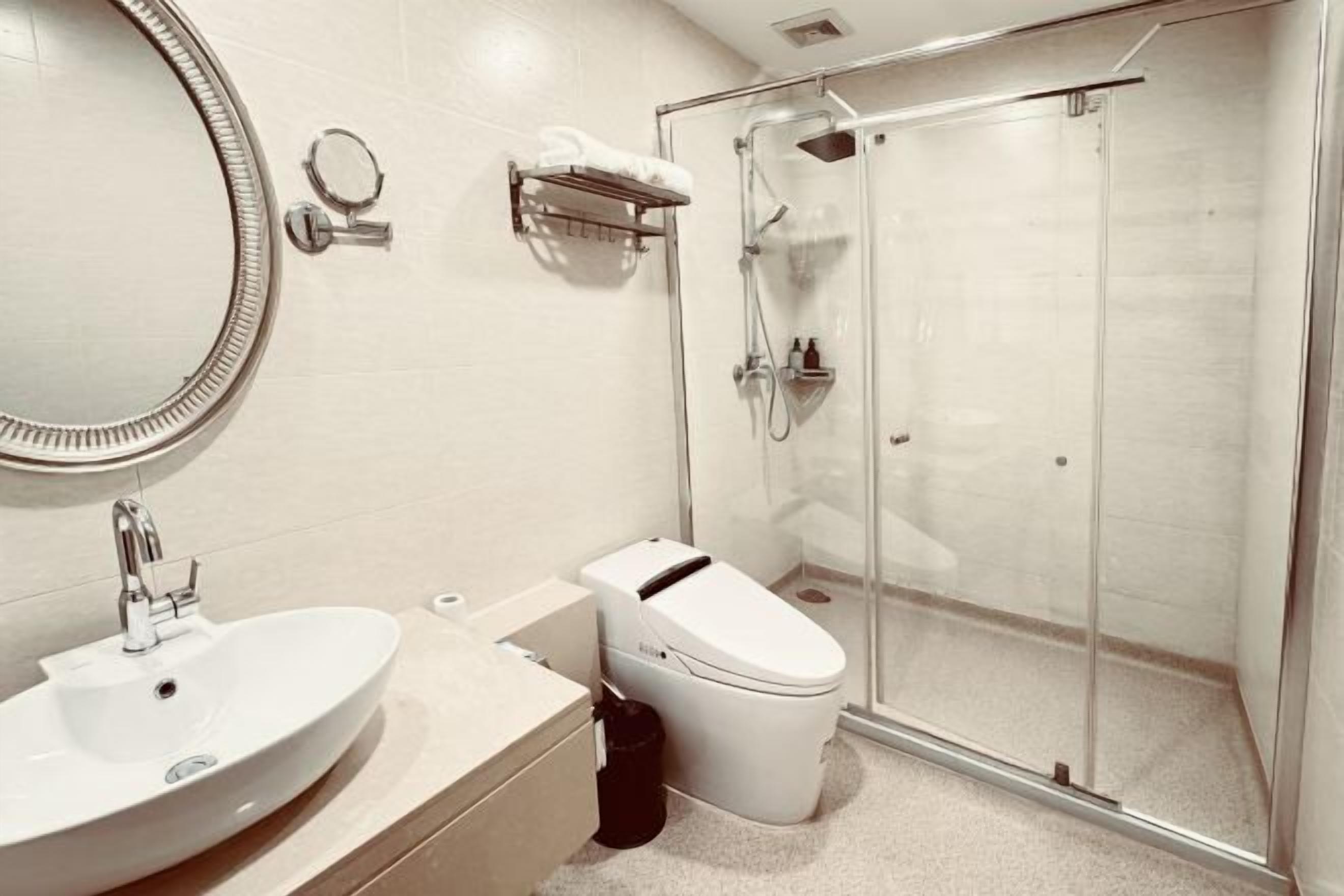 Ein Badezimmer mit Waschbecken, Toilette und Duschkabine.