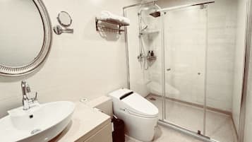 Ein Badezimmer mit Waschbecken, Toilette und Duschkabine.