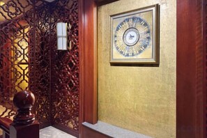 Painel decorativo de madeira com uma obra de arte emoldurada em uma parede.