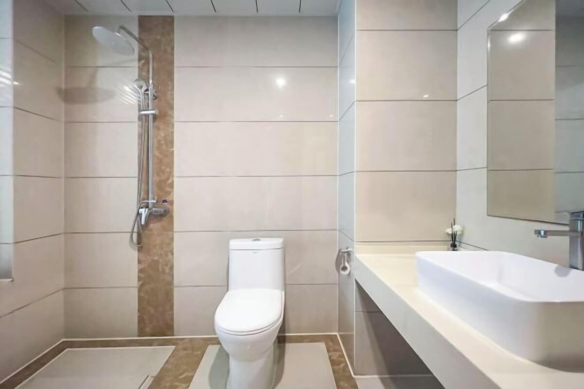 Un baño moderno con inodoro, ducha y bañera.