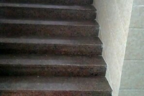 A set of stone steps leading up to a landing. - Xiamen Tingmei Semi Self-checkin Apartment (Xiamen)