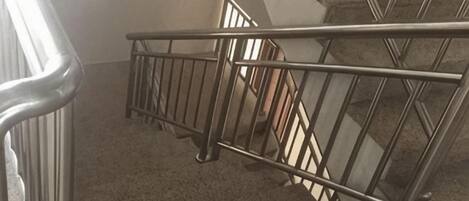 Eine Treppe mit Metallgeländern und einer Handlauf.