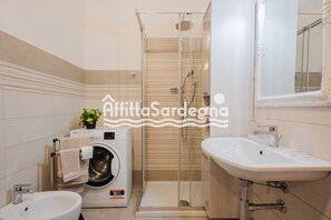 Shower, hair dryer, bidet, towels - Porch of roses: delightful solution in Lu Bagnu (Casteldardo)
