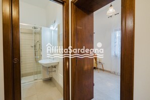 Dusche, Haartrockner, Bidet, Handtücher