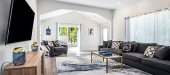 Castaway Villas: Blooming Getaway: Hot Tub & Spacious Retreat Near Beach