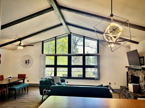 Spacious townhome w/AC and large wrap around deck in Continental Country Club!