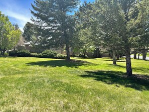 Property grounds - Spacious townhome w/AC and large wrap around deck in Continental Country Club! (Flagstaff)