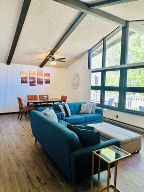 Smart TV - Spacious townhome w/AC and large wrap around deck in Continental Country Club! (Flagstaff)