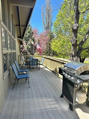 Outdoor dining - Spacious townhome w/AC and large wrap around deck in Continental Country Club! (Flagstaff)