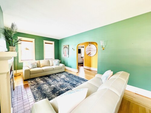 Historical Home in downtown Hummelstown close to hershey attractions w/ Hot tub