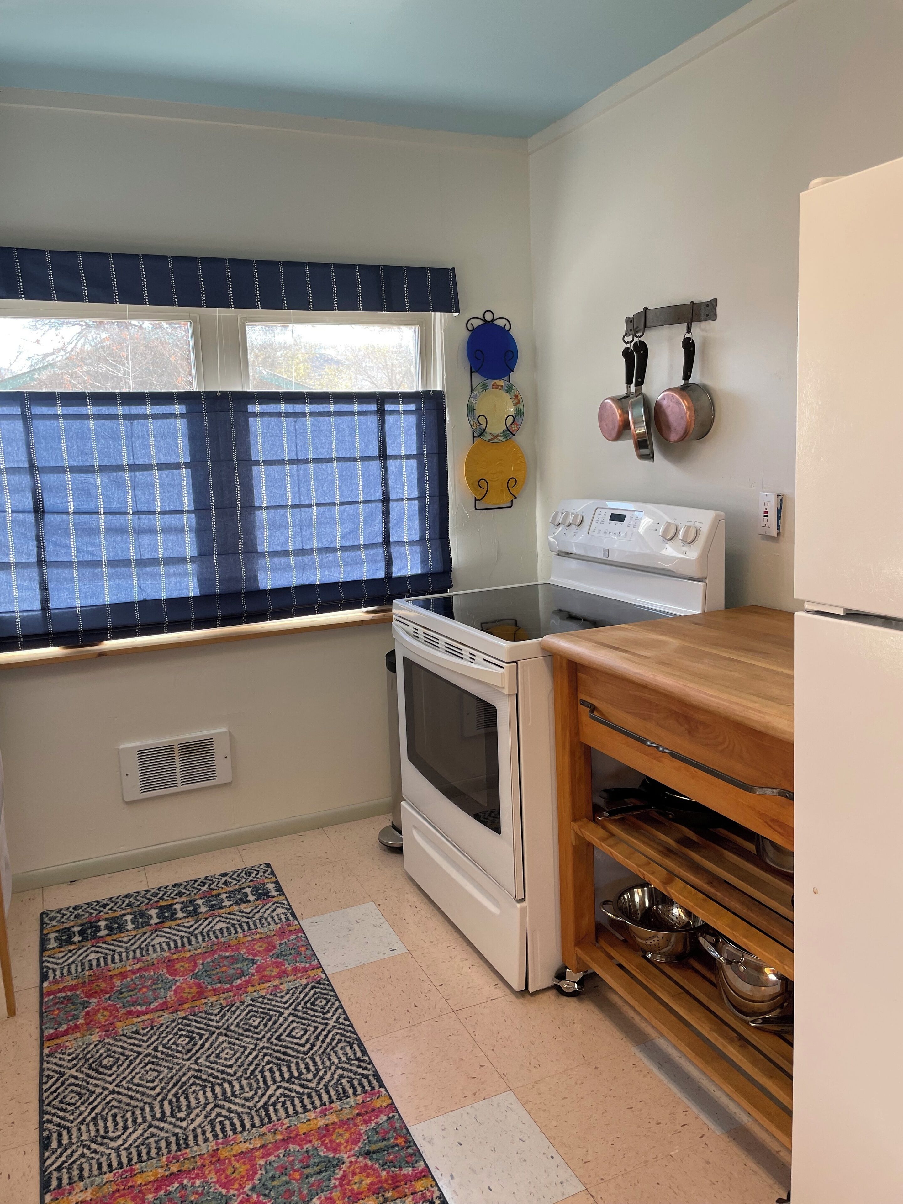 Køleskab, mikrobølgeovn, ovn, kogeplade