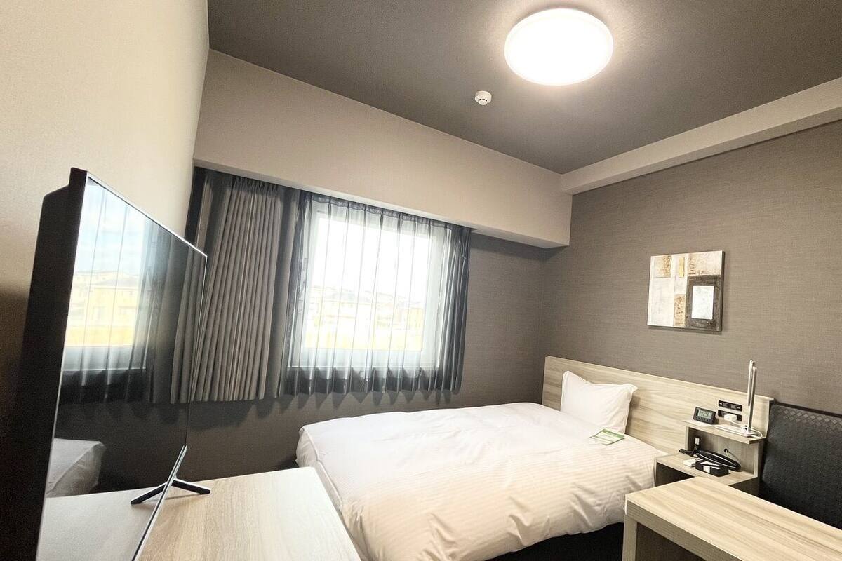 Desk, iron/ironing board (on request), WiFi (free), bed sheets