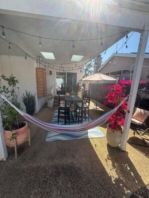 Outdoor dining - Beautiful South Oceanside corner lot in an amazing, walkable neighborhood! (Oceanside)