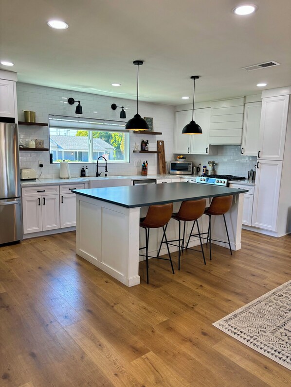 Private kitchen - Beautiful South Oceanside corner lot in an amazing, walkable neighborhood! (Oceanside)