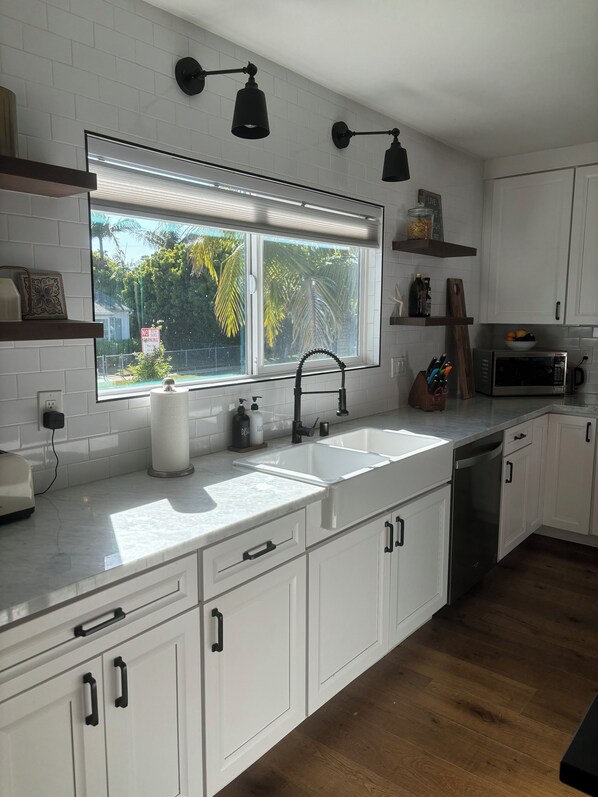 Private kitchen - Beautiful South Oceanside corner lot in an amazing, walkable neighborhood! (Oceanside)