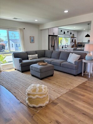 Living area - Beautiful South Oceanside corner lot in an amazing, walkable neighborhood! (Oceanside)