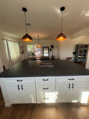 Interior - Beautiful South Oceanside corner lot in an amazing, walkable neighborhood! (Oceanside)