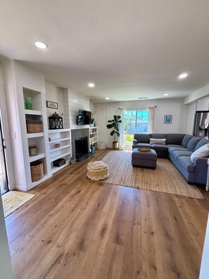 Living area - Beautiful South Oceanside corner lot in an amazing, walkable neighborhood! (Oceanside)