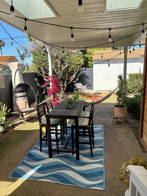 Outdoor dining - Beautiful South Oceanside corner lot in an amazing, walkable neighborhood! (Oceanside)