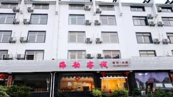 A building with multiple windows and air conditioning units.