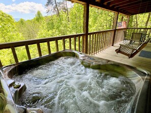 Outdoor spa tub - •Bearadise Found• Mtn Views & 10 minutes from Pigeon Forge Parkway (Sevierville)