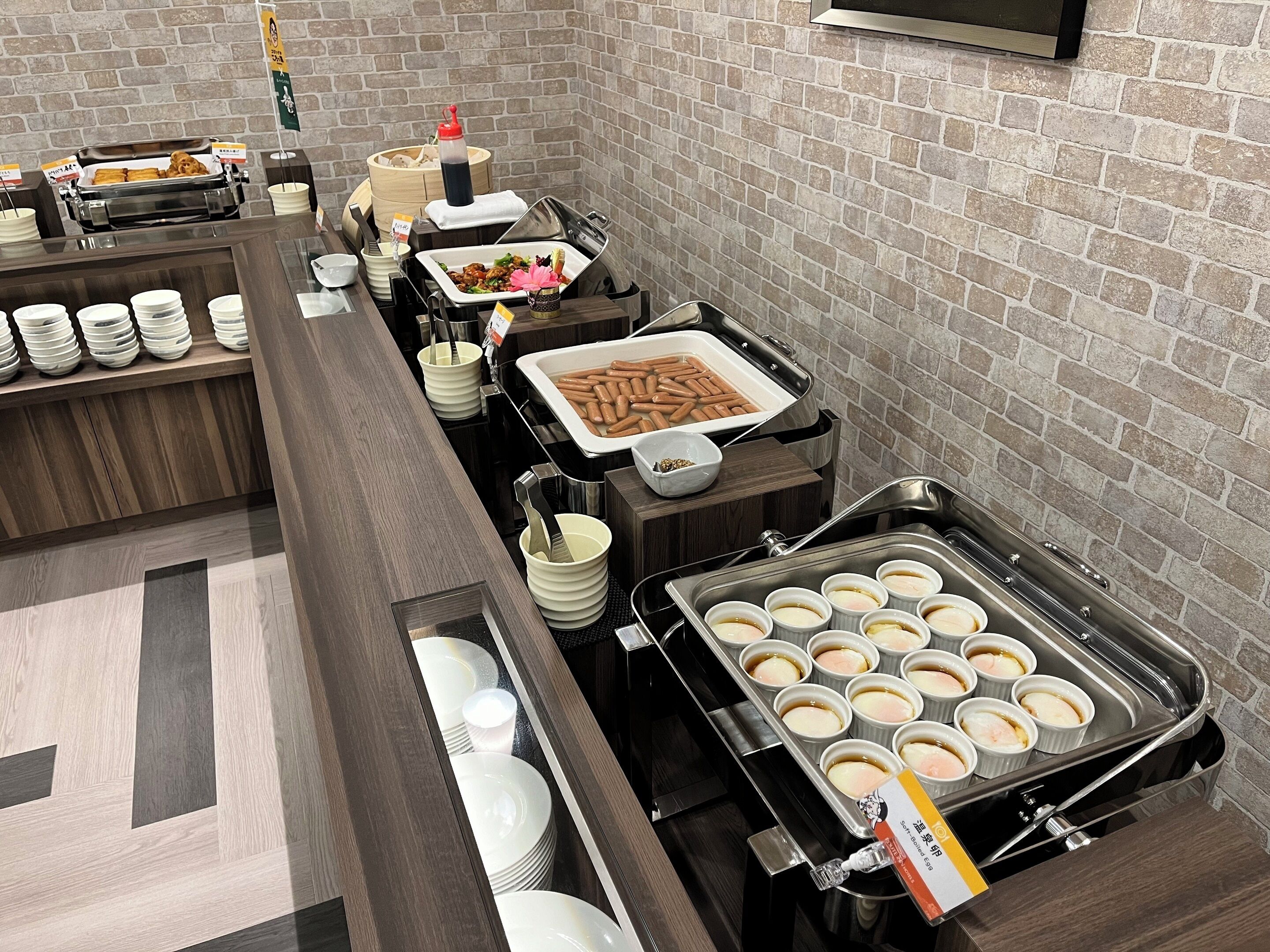 Una mesa de buffet con diversos alimentos y utensilios para servir.