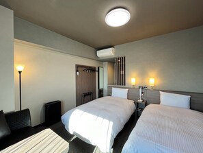 Comfort Twin kamer, niet-roken | Een bureau, een laptopwerkplek, een strijkplank/strijkijzer, gratis wifi