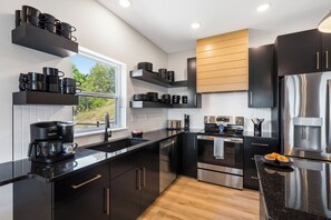 Refrigerador, microondas, horno, placa de cocina