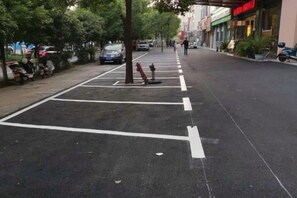 Eine Straße mit Fahrradspur, parkenden Fahrzeugen und einem Hydranten.