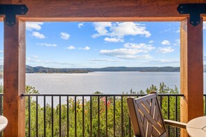 Property grounds - Panoramic Table Rock Lake Views with Hot Tub, Games & Free Branson Attraction Tickets (Hollister)