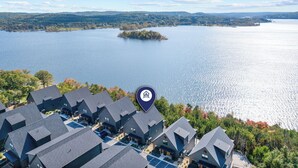 Un quartiere residenziale con diverse case, un lago e una piccola isola.