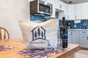 Fridge, microwave, oven, stovetop - Renovated- Table Rock Views- Min from Silver Dollar City- Free Attraction Tickets (Branson)