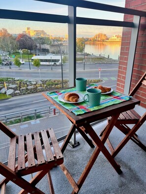 Outdoor dining - Gallery - Light and photo art filled modern studio in Victoria's Chinatown by Victoria Prime! (Victoria)