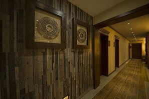 Un corridoio con pannelli di legno e opere d'arte appese alle pareti.