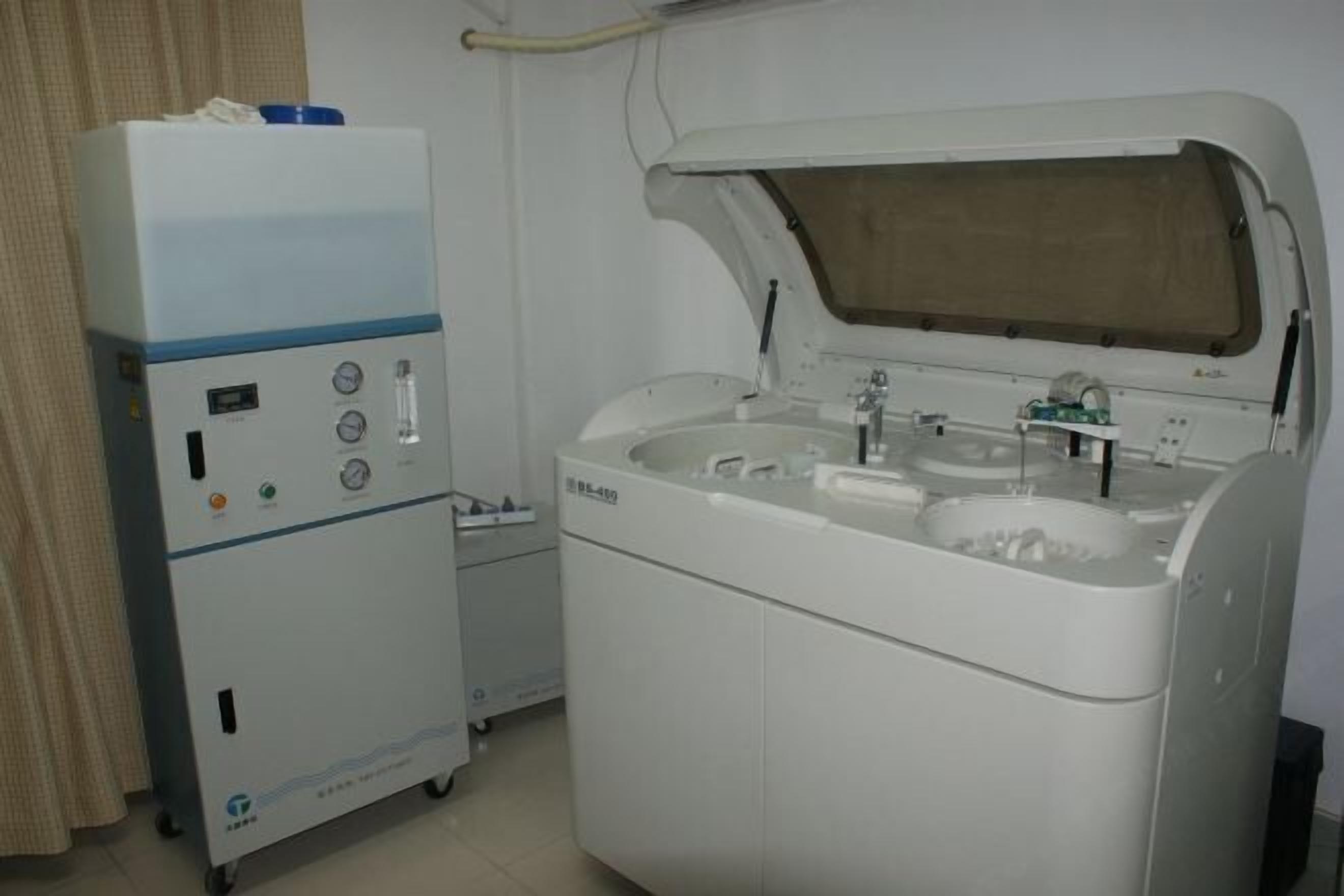 Equipamento de diagnóstico por imagem com painel de controle e ampla área de acesso fechada.