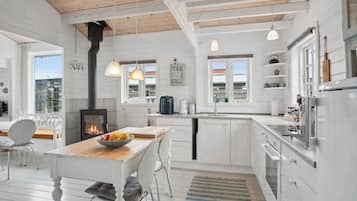 Kühlschrank, Ofen, Herdplatte, Wasserkocher mit Kaffee-/Teezubehör