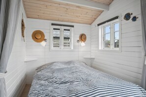 2 bedrooms, iron/ironing board, free WiFi