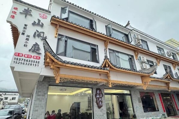 Un edificio tradicional con una entrada amplia y señalización que indica un restaurante.