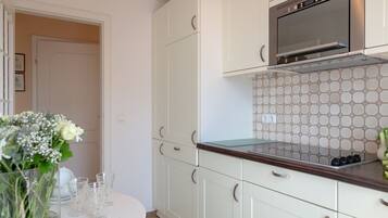 Geladeira, cooktop, cafeteira/chaleira, chaleira elétrica