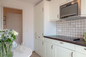 Fridge, stovetop, coffee/tea maker, electric kettle